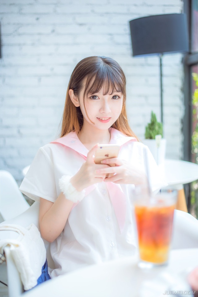 有一种人他信任你接纳你关心你理解你在乎你维护你，包容你他会为你毫无保留的付出，他能分享你的快乐，承接你的痛苦。你的冷暖他记在心里，你的安危他放在心上，他不允许别人对你有一丝一毫的侵犯伤害侮辱中伤。因为真正的爱情，离不开默默地奉献精心地守护，是真心地给予真心地付出。